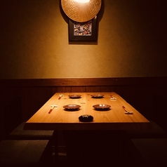 【2~4名様席】少人数での飲み会でもお気軽にご利用いただけます!4名様からコース料理の選択も可能で、生ビールも含む単品飲み放題は、2名様からでも可能です♪