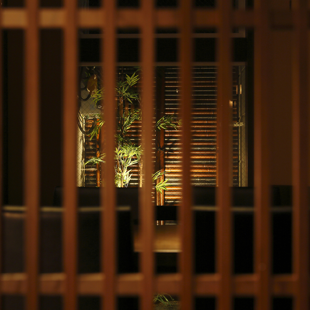 １Ｆ店内から覗くことのできる中庭も贅沢な時間を演出します。日常の喧騒から離れてお寛ぎください。