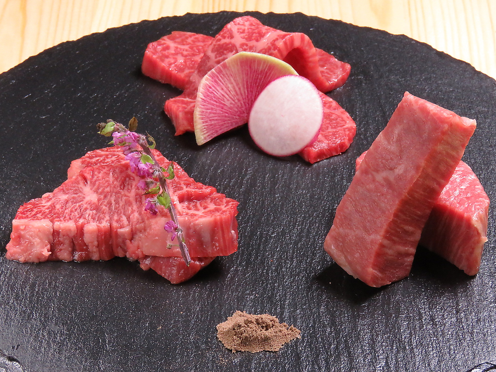 宮崎牛焼肉上質な素材を繊細な手仕事でご提供。