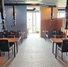 【オープン席貸切：20～30名様】会社宴会や打ち上げ、同窓会、旅行のグループ利用に♪店内のオープン席エリアを貸切でご利用いただけます。人数は20名様から最大30名様まで対応可能です。歓迎会や送別会、親睦会などの企業様の宴会はもちろん、飲み会や二次会、同窓会などさまざまなシーンに最適なスペースです。