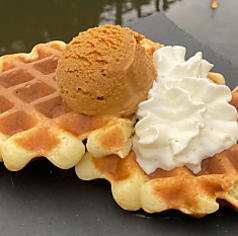 自家製ワッフルブラウンチーズのアイスクリームをのせて