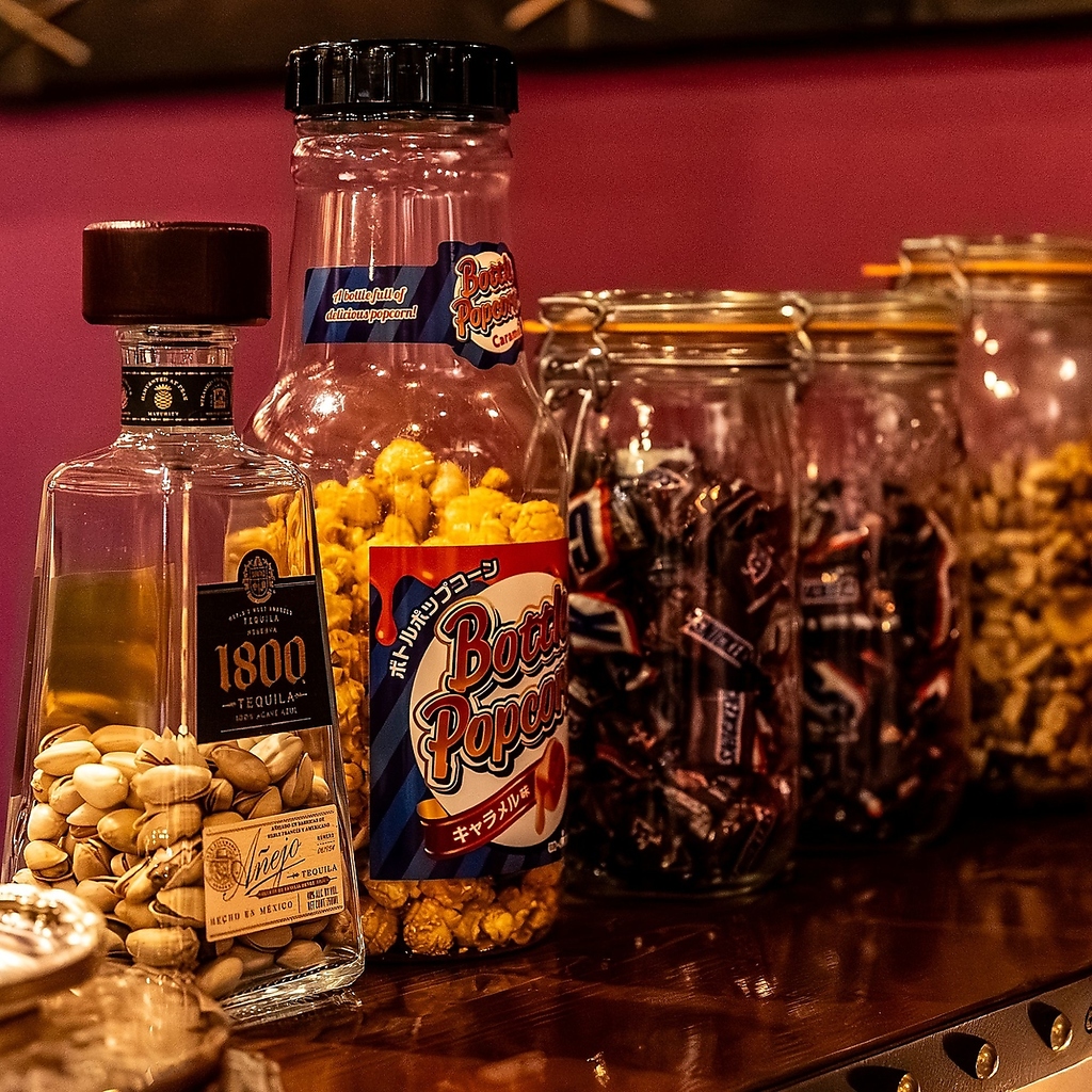 テキーラやウイスキーに合う、ナッツやポップコーン等のおつまみを、種類豊富に取り揃えております。