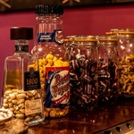 テキーラやウイスキーに合う、ナッツやポップコーン等のおつまみを、種類豊富に取り揃えております。
