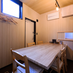 ゆったり座れる6名掛けのテーブル席は、ご家族での夕食や会社の中規模な飲み会に最適です。広めのスペースでお料理をたくさん並べても安心。お子様連れのご家族や、久しぶりに集まる仲間との二次会にも重宝します。美味しい創作料理をシェアしながら、笑顔溢れる団らんの時間をお楽しみいただけます。