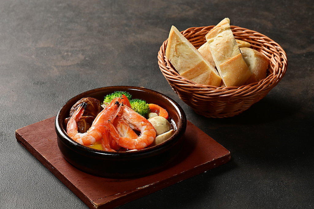 がっつり食べたいそんな日にピッタリのメニューから、お酒のおつまみに最適なメニューまで多数ご用意