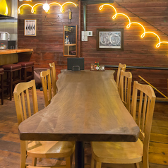 6名用のテーブル席が1席ございます落ち着いた雰囲気の中で宴会や女子会をお楽しみいただけます。特別なイベントや集まりにふさわしい空間をご用意しておりますので、ぜひご利用ください。ご予約も承っておりますのでお問い合わせください!