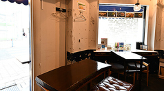 落ち着いた雰囲気で食事を楽しみたい方におすすめのテーブル席は、4名様席が2卓ございます。隣の席との間隔も十分に確保されており、プライベートな空間でお食事とお話に集中していただけます。