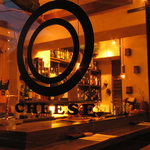 窓から覗くと中は温かい雰囲気の店内が。落ち着いた店内は、雰囲気◎でデートにもピッタリ。