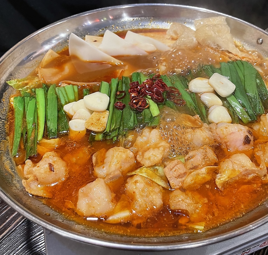 名物料理で盛り上がる宴会。