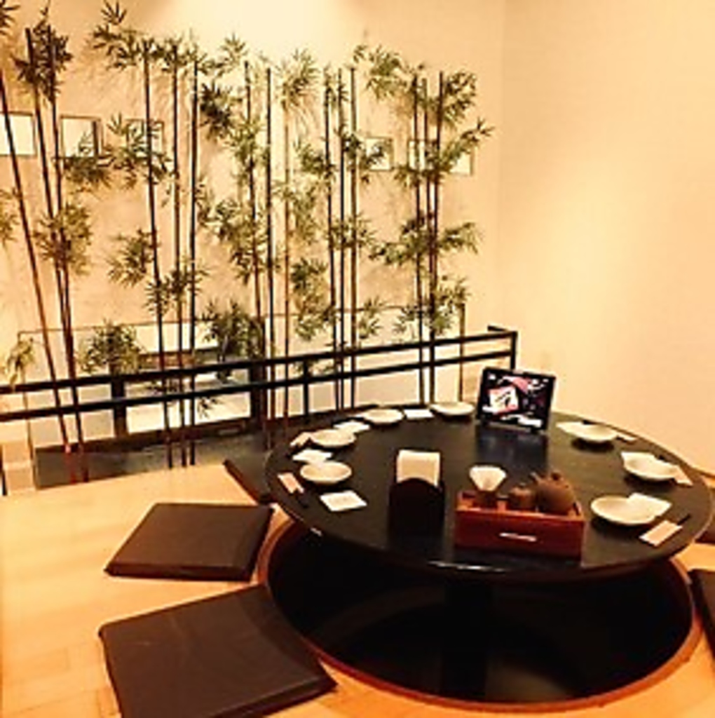 プライベートな少人数宴会に最適な掘りごたつ席。ゆったりと寛げる空間で、お食事をお楽しみ下さい。