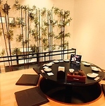 プライベートな少人数宴会に最適な掘りごたつ席。ゆったりと寛げる空間で、お食事をお楽しみ下さい。