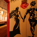 店内に入ると、女性お一人様でも気軽にお食事を楽しめる空間です。 壁に描かれたオシャレなペイントにもぜひご注目♪