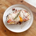 料理メニュー写真 ベーコンとグラナパダーノのエッグハニートースト