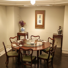 6～9名様用のテーブル席もございます。家族とのお食事やビジネスシーンでのご利用など、幅広い用途でご活用いただけます。