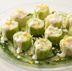 松波キャベツで巻いた白味噌ポテトサラダ 三浦農園のケールソース