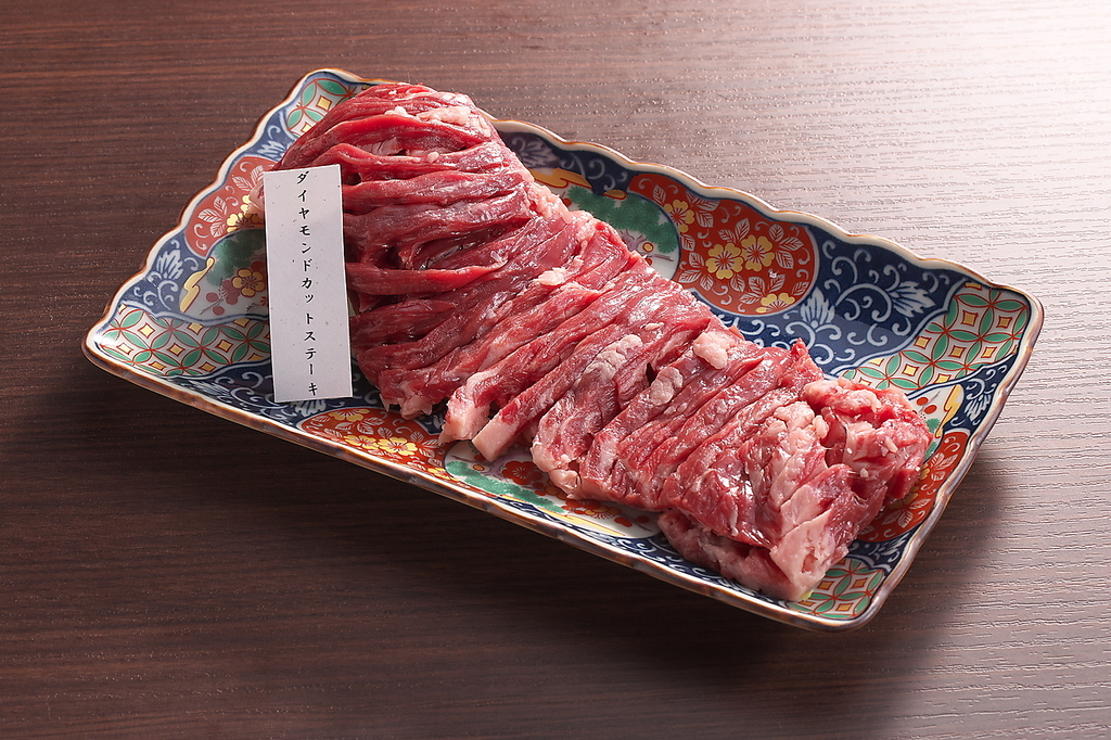 ダイアモンドカットハラミステーキ。当店の職人による確かな技術で、美味しさアップ！！