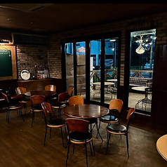 少人数でのご利用にぴったりの1～2名様用テーブルが2つございます。お一人様でのランチやカフェタイム、大切な方とのデートにもおすすめです。落ち着いた空間で、ゆったりとした時間をお過ごしください。