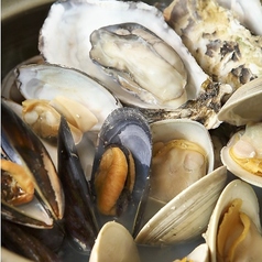 貝！貝！貝！の豪快蒸し！大粒牡蠣（宮城）白はまぐり（千葉）あさりを土鍋で豪快に酒蒸し♪の写真