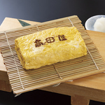 独自の黄金比率で合わせた卵を一つ一つ手巻きで焼き上げます。出汁の香りとふんわり食感は絶品です。