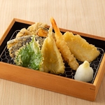 豪華な天ぷら盛り合わせ♪野菜や海鮮天ぷらを一度に楽しめます！