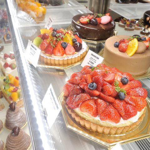 高品質で甘さ控えめの生クリームを使用したケーキや、季節のケーキも楽しめるお店です