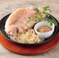 ＼本場ビヤホールの味を新宿で♪／アイスバイン（豚スネ肉の柔らか煮）！2〜3名以上でのご注文をオススメ☆の写真