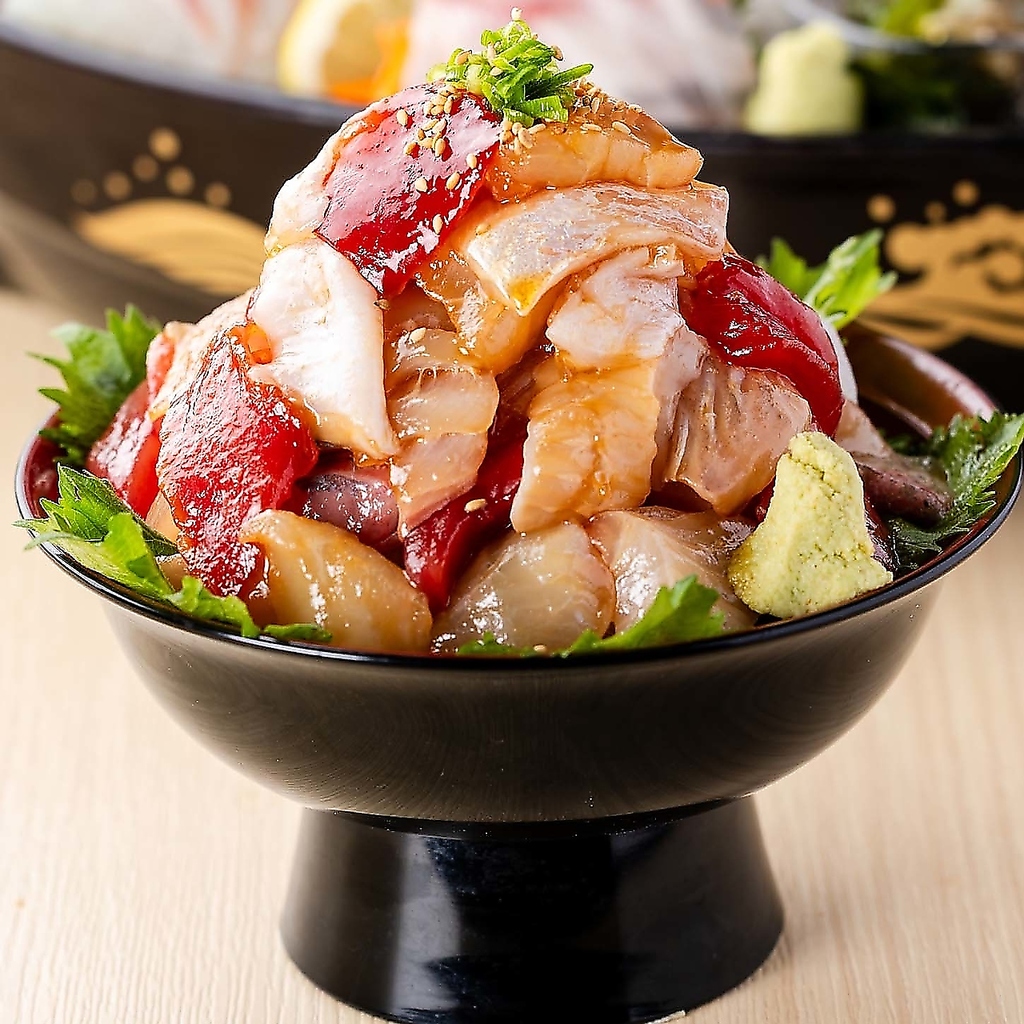 ボリューム満点！総重量650g以上の「山盛り！！市場鮮魚丼」