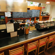 カウンター席は8席あり、料理人の技を間近で見ることができる楽しさもあります。