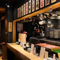 活気溢れる立ち食いスタイルで職人との距離も近い◎