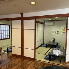 4名掛けのお座敷席が4つございます。