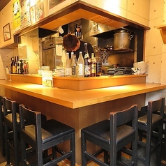 【カウンター席】　一人でしっぽり飲みたい時にもぜひ当店をご利用下さい♪テーブル越しに料理を作る姿が見えることもカウンター席の魅力の一つです。店主自慢の焼鳥や美味しいお酒をお楽しみ下さい。