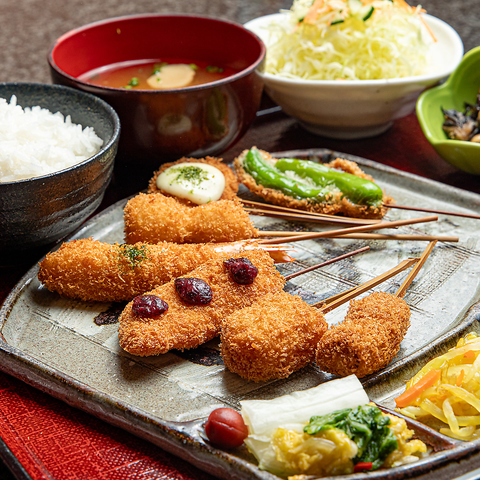 季節の食材を使用した自家製手打ち串かつを揚げたてでご提供いたします◎