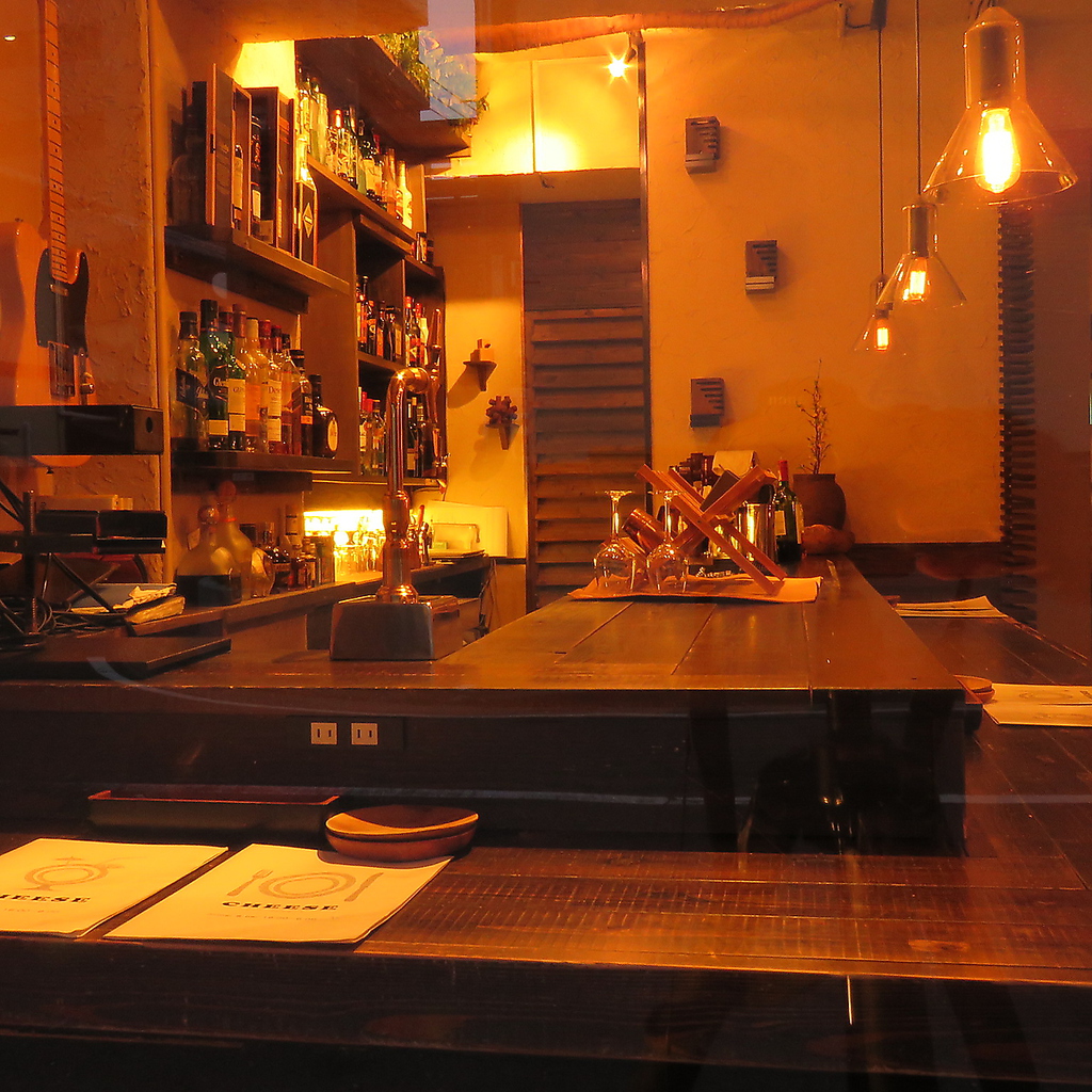 人気のカウンターのカップルシートは３名様までご利用頂けるお席。ゆったりお席でお楽しみください。