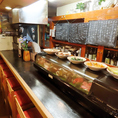 一人での飲み歩きや、料理をじっくり楽しみたい方には最適です。目の前で仕上げられる料理に、思わず食欲がそそられることでしょう。
