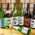 絶品鶏料理に合う焼酎や日本酒、ワインなどのアルコールの種類も豊富に取り揃えております。特に焼酎は、人気銘柄をはじめ、全国のおすすめ地焼酎など、さまざまな味わいを楽しめます。この機会に、お好きな一杯を見つけてみてはいかがですか？