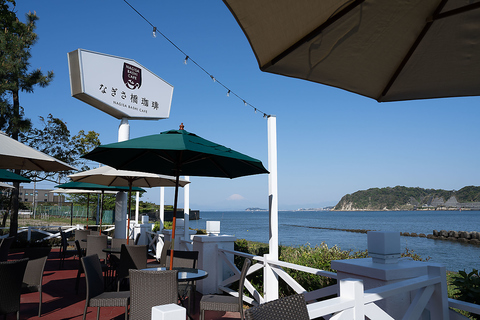 逗子海岸を眺めながら、香り豊かな水出し珈琲をどうぞ！朝7時～22時まで営業。