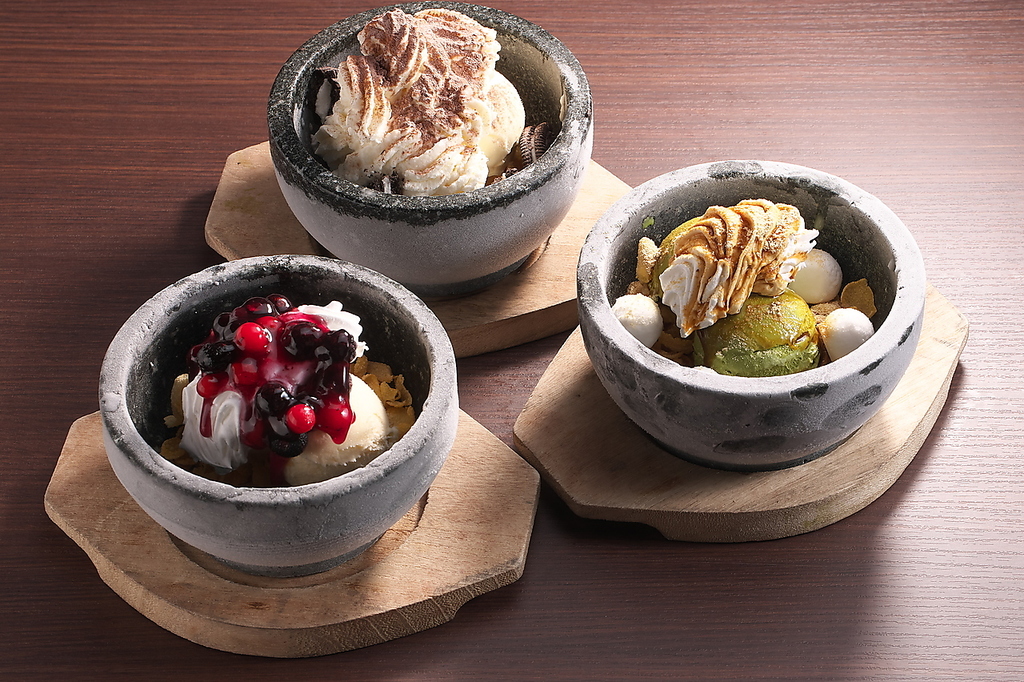 締めのデザート。ストーンパフェはお味が3種類からお選びいただけます。