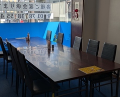 ２階宴席は最大３０名収容可能です。間に扉があり、空間を分けられます。