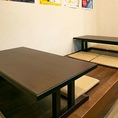 店内には小上がりの席をご用意、お履き物を脱いでくつろげます！