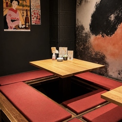 【活気溢れる中央スタンド席】お店全体の賑やかさを感じられる中央の立ち食いエリアです。スタッフの活気ある掛け声を浴びながら、江戸前風に粋にお寿司を味わえます◎少し静かな場所でゆっくりと旬の味覚を楽しみたい方におすすめのお席です！白木のデザインが落ち着きを与えてくれる、居心地の良いスペースです♪