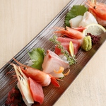 市場より仕入れる新鮮な海鮮『お造り五種盛り合わせ』は日本酒や焼酎などのお酒と相性抜群