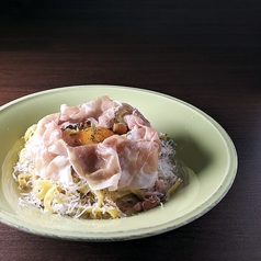 ポルチーニ茸、生ハム、トリュフ卵黄のクリームソースの写真