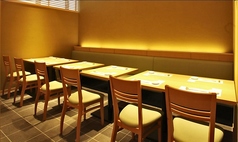 「贅のある空間で最高の料理をどうぞ」テーブルは12席ご用意しております。贅のある空間で、最高の料理をお楽しみください。