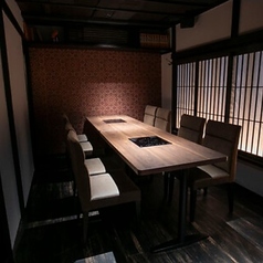 ご接待などのビジネスシーンに最適な個室。和と木が織りなす伝統とスタイリッシュが融合した空間です。大切なおもてなしのお席となります。