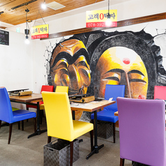 カラフルで楽しい店内、熱々のお肉、種類豊富な韓国ドリンク！SNS映えもバッチリの空間で、サムギョプサルを思いっきり楽しもう♪三宮駅からすぐ、みんなでワイワイ盛り上がるならココで決まり！