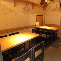 【テーブル席】　4名様まで座ることができるテーブル席を2卓ご用意しています。宴会・女子会には最適です！大勢での宴会にはぜひご利用下さい！宴会向けのお得なコース料理もご用意しております！