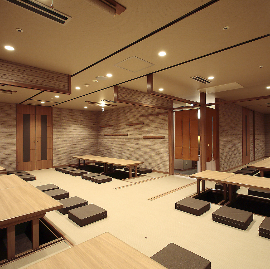 最大64名様までの忘年会ができるお座敷。宴会コースも幅広くご用意しています！