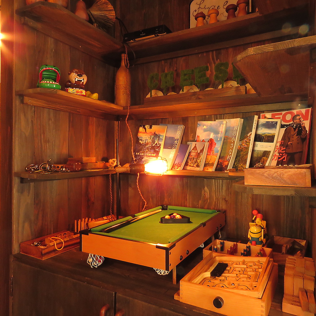雰囲気◎の店内には遊び心をくすぐるテーブルゲームも多数。デートや合コンにもぴったり♪
