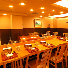 目の前で天ぷらを揚げる様子を見ながら食べられるお席はデート、観光客、外国からいらっしゃった方にも大人気。当店で本格な天ぷらをお召し上がりください。
