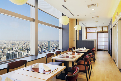 35階からの絶景を眺めながら、北海道の旬の食材を盛り込んだ味わい豊かな日本料理を。
